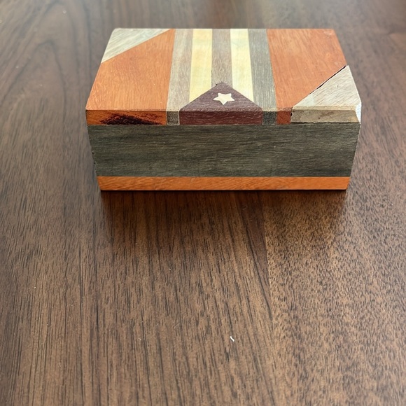 Wooden keepsake box from Cuba - Picture 6 of 10